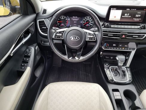 Used 2021 Kia Seltos SX w/ SX Sunroof Package image 17