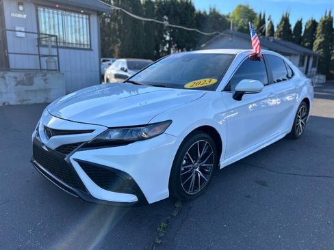 Used 2023 Toyota Camry SE image 3
