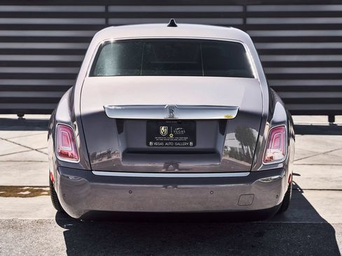 Used 2025 Rolls-Royce Phantom Sedan RWD image 17