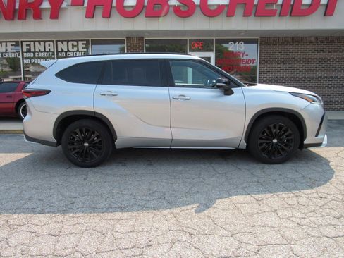 Used 2024 Toyota Highlander XSE FWD image 9