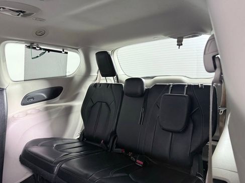 Used 2022 Chrysler Pacifica Touring-L w/ Uconnect Theater Family Group image 23