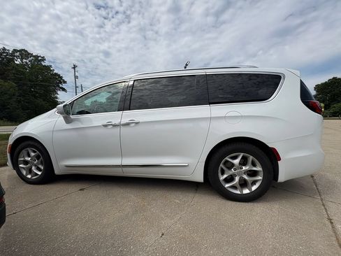 Used 2019 Chrysler Pacifica Touring-L Plus w/ Tire & Wheel Group FWD image 5
