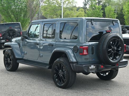 Used 2025 Jeep Wrangler Sahara image 11