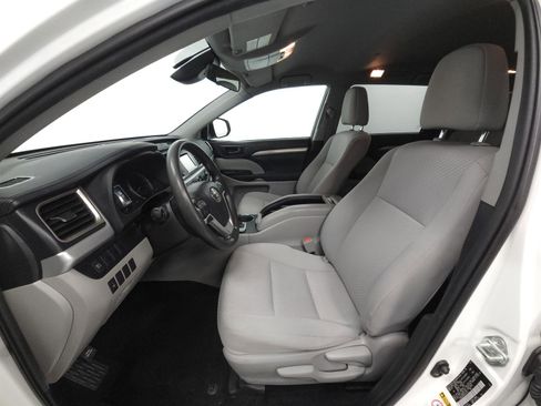 Used 2019 Toyota Highlander LE AWD/4WD image 4