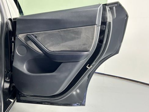 Used 2021 Tesla Model Y Long Range image 12