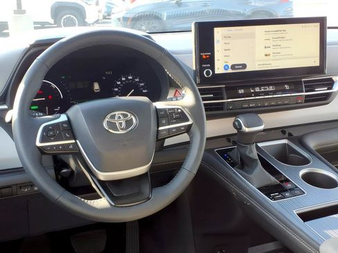 Used 2025 Toyota Sienna XLE FWD image 12