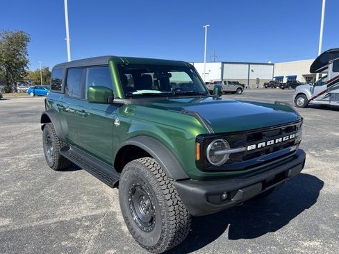 New 2025 Ford Bronco Outer Banks w/ Sasquatch Package image 2