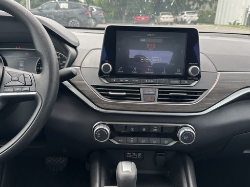 Used 2025 Nissan Altima 2.5 SV FWD image 31