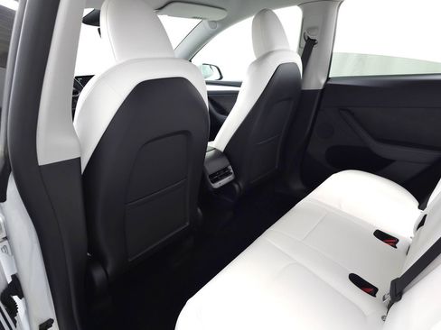 Used 2024 Tesla Model Y Long Range AWD/4WD image 31