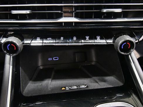 Used 2024 Chevrolet Traverse Z71 image 25