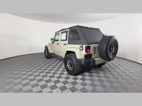 Used 2018 Jeep Wrangler Unlimited Sahara w/ Connectivity Group AWD/4WD image 44