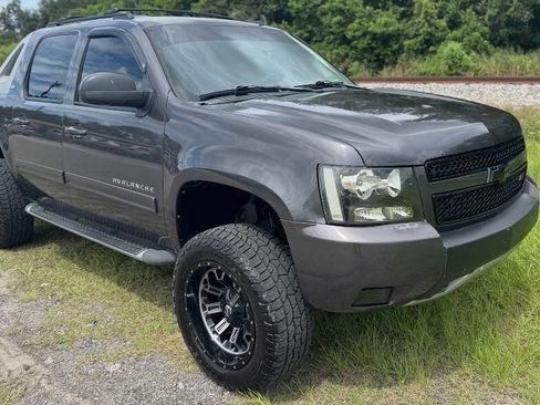 Used 2010 Chevrolet Avalanche LT w/ Suspension Package, Off-Road image 2