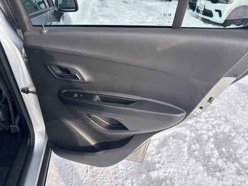 Used 2022 Chevrolet Trax LT w/ LT Convenience Package image 14