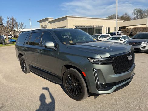 Used 2024 Cadillac Escalade ESV Sport w/ LPO, ONYX Package image 5