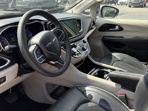 Used 2024 Chrysler Pacifica Limited image 9