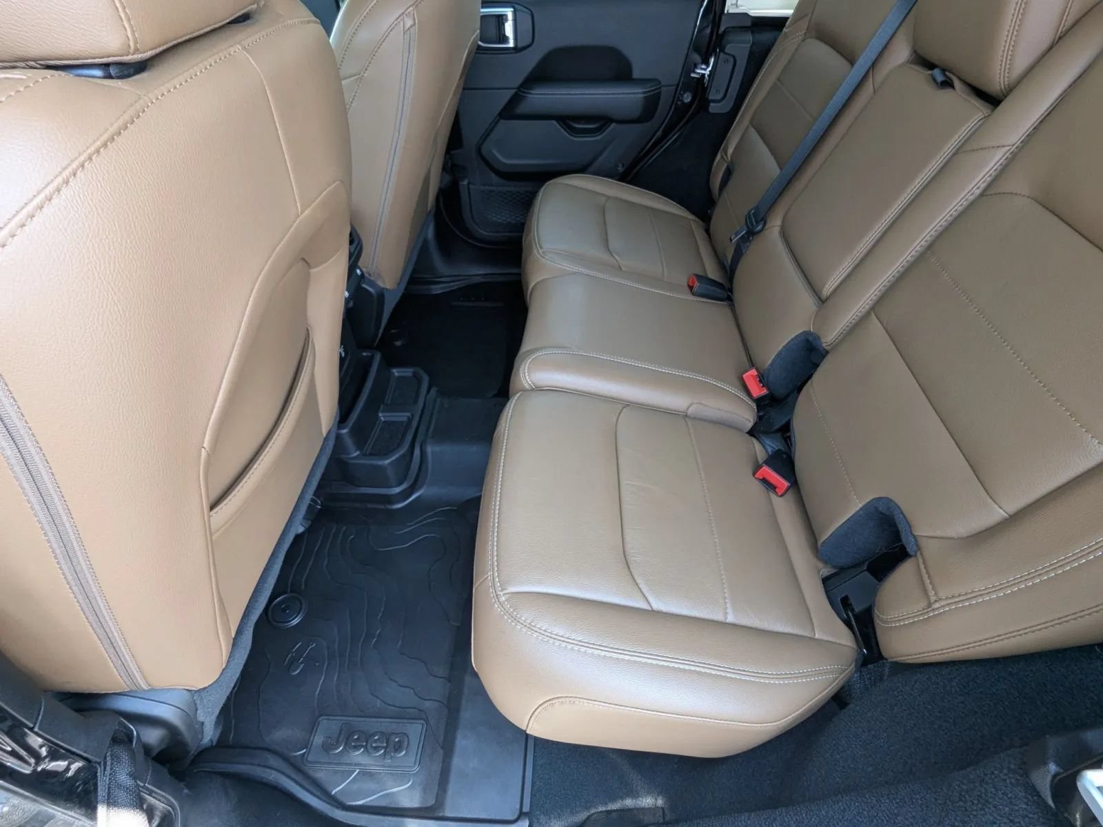 Used 2022 Jeep Wrangler Unlimited Sahara w/ LED Lighting Group AWD/4WD image 17