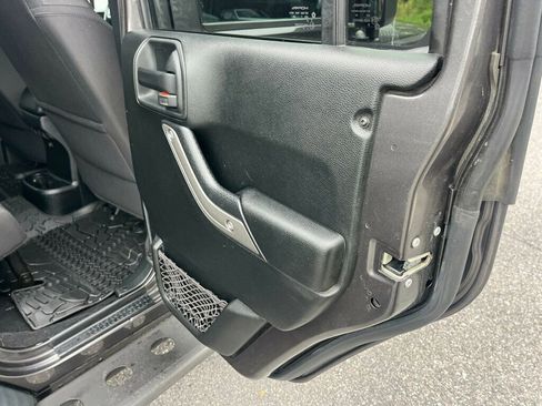 Used 2018 Jeep Wrangler Unlimited Sport S AWD/4WD image 38