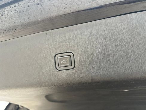 Used 2023 Chevrolet Traverse LT FWD image 18
