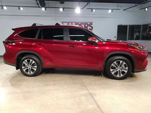 Certified 2024 Toyota Highlander XLE FWD image 8
