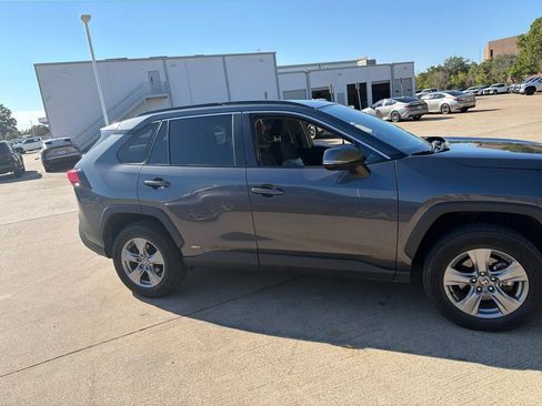 Used 2022 Toyota RAV4 XLE AWD/4WD image 3