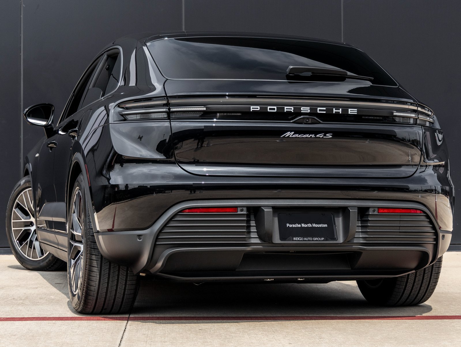 Certified 2025 Porsche Macan 4S Electric AWD/4WD image 3