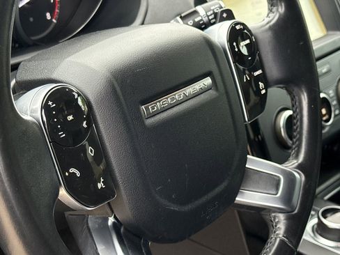 Used 2019 Land Rover Discovery SE image 18