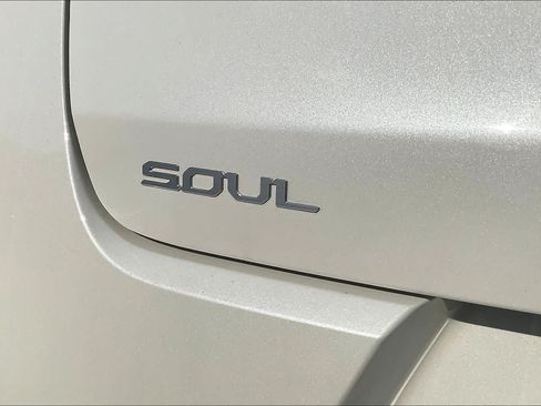 Used 2025 Kia Soul LX w/ LX Technology Package FWD image 30