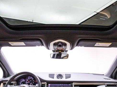 Certified 2025 Porsche Macan image 20