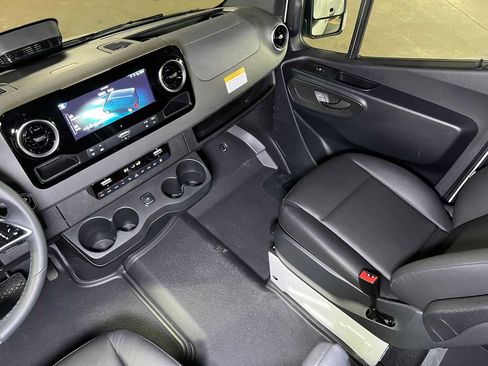 Used 2025 Mercedes-Benz Sprinter 2500 image 38