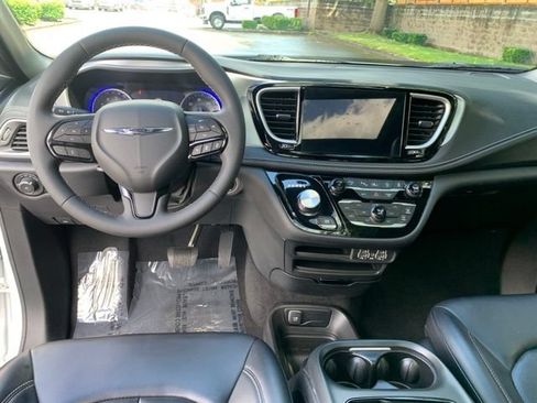 Used 2023 Chrysler Pacifica Touring-L w/ S Appearance Package AWD/4WD image 18