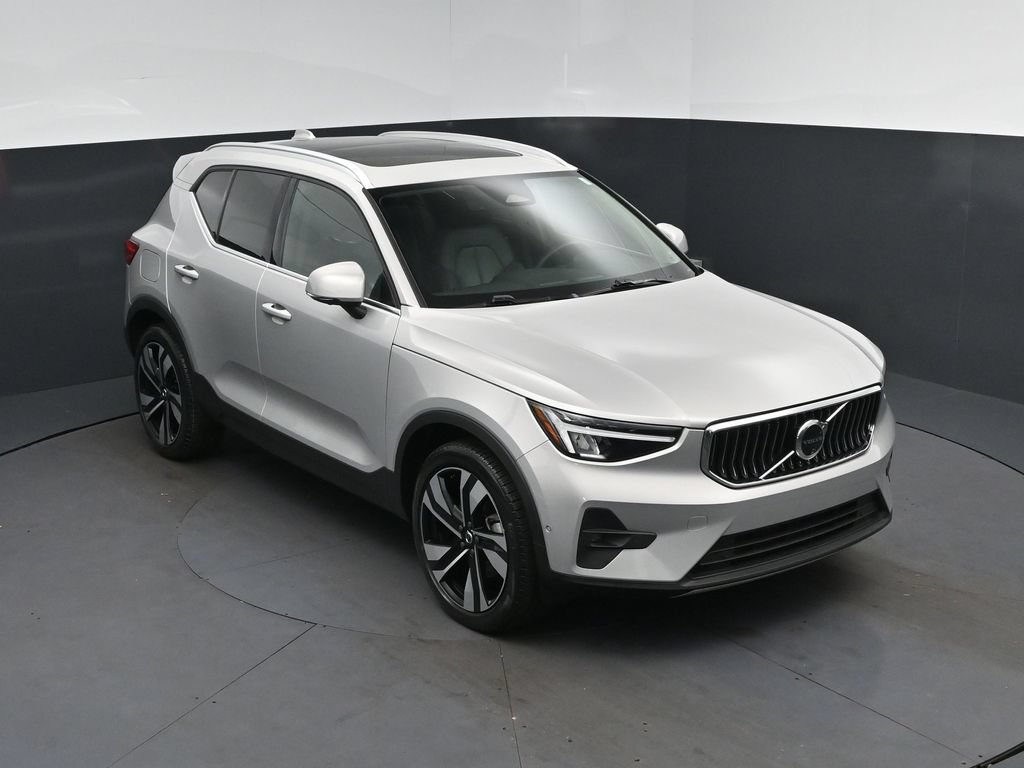 Used 2025 Volvo XC40 B5 Plus AWD/4WD image 1