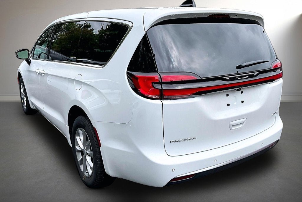 New 2027 Chrysler Pacifica Select AWD/4WD image 3
