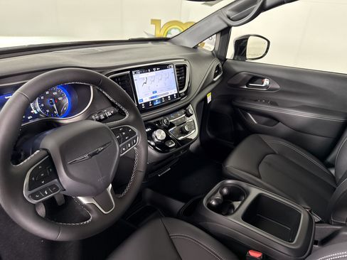 New 2026 Chrysler Pacifica Select FWD image 27