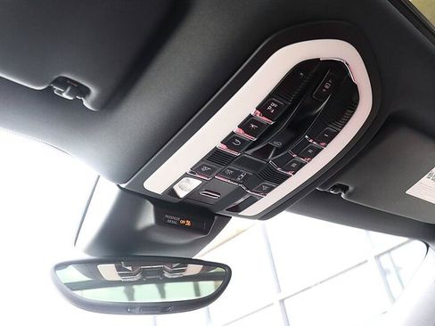 Used 2018 Porsche Macan AWD/4WD image 33