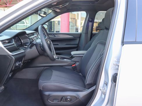Used 2024 Jeep Grand Cherokee Laredo X w/ Luxury Tech Group I AWD/4WD image 7
