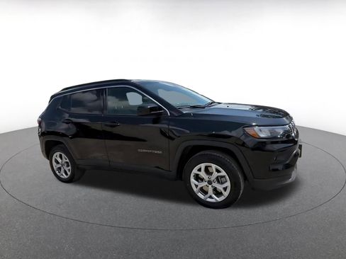 Used 2025 Jeep Compass Latitude AWD/4WD image 2