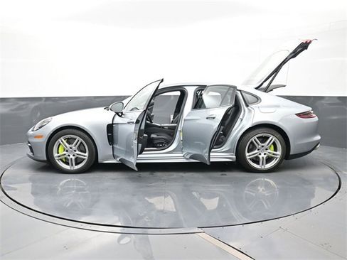 Used 2019 Porsche Panamera 4 image 28