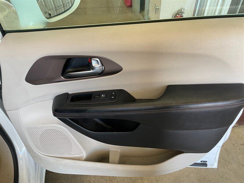 Used 2019 Chrysler Pacifica Touring-L FWD image 23