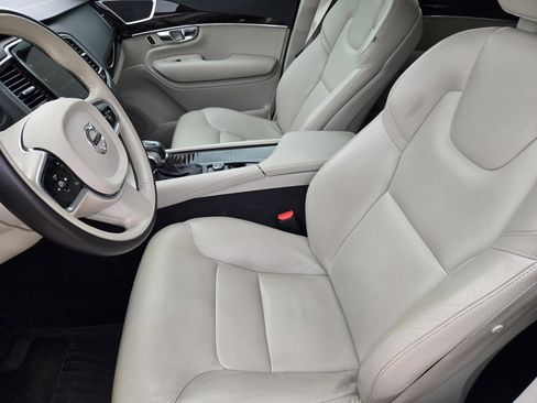 Used 2017 Volvo XC90 T6 Momentum w/ Vision Package image 6