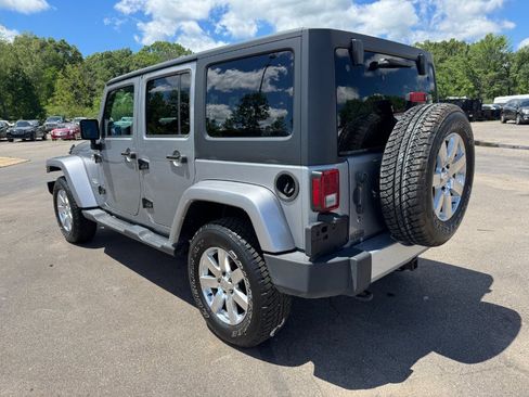Used 2014 Jeep Wrangler Unlimited Sahara w/ Connectivity Group AWD/4WD image 3