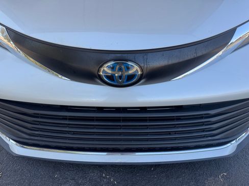 Used 2022 Toyota Sienna XLE FWD image 23