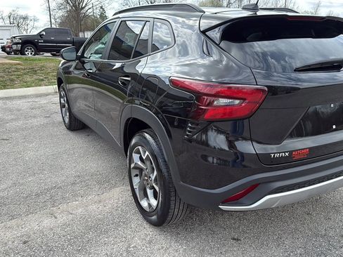 Used 2025 Chevrolet Trax LT FWD image 3