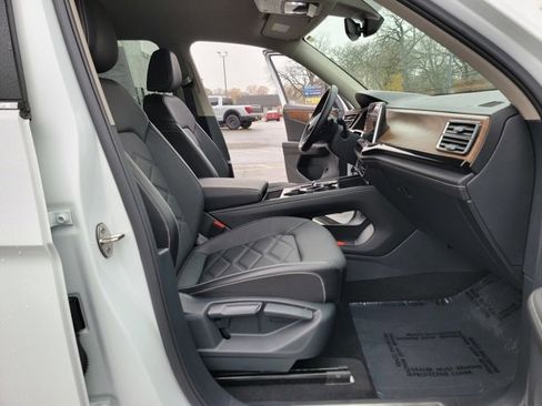 Used 2025 Volkswagen Atlas SE image 33