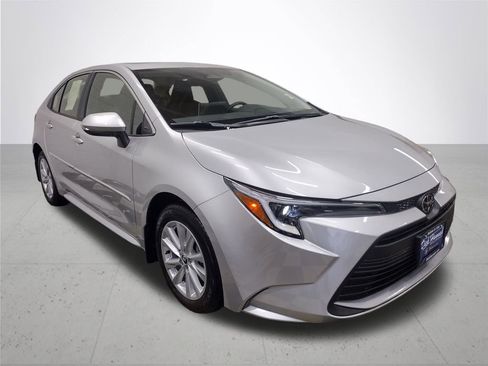 Used 2026 Toyota Corolla XLE image 4