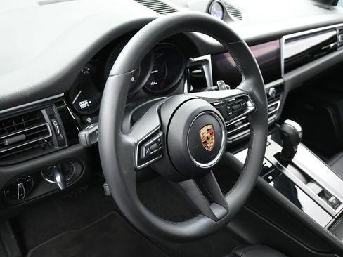 Certified 2024 Porsche Macan image 17
