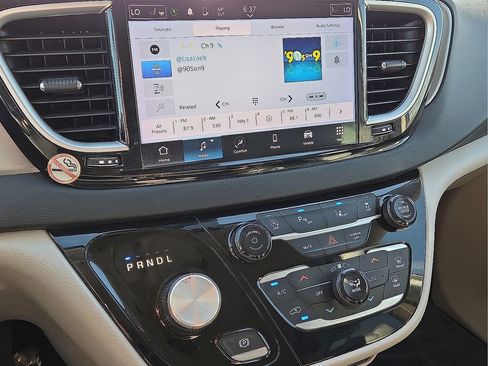 Used 2023 Chrysler Pacifica Touring-L image 20