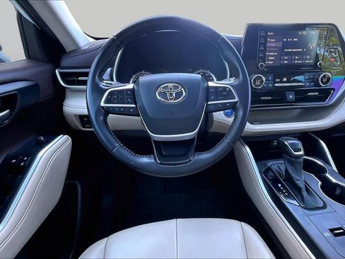 Used 2022 Toyota Highlander XLE AWD/4WD image 5