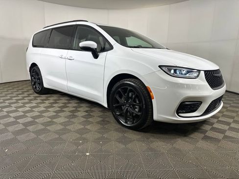 Used 2023 Chrysler Pacifica Touring-L w/ S Appearance Package image 2