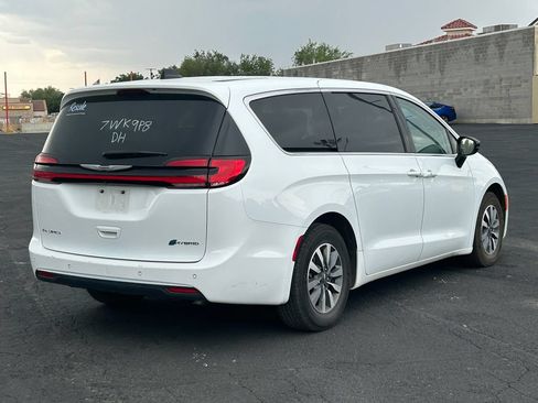 Used 2024 Chrysler Pacifica Limited FWD image 3