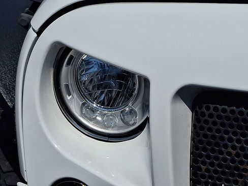 Used 2017 Jeep Wrangler Unlimited Rubicon w/ Connectivity Group image 11